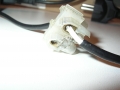 Kostka łącząca kabel zasilania w laptopie
