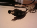 Kostka łącząca kabel zasilania w laptopie