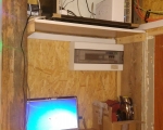 Zasilanie, laptop do monitoringu i "szafa"